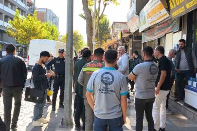 Denizli’de hukuki sürecin devam ettiği iş hanında yıkım hazırlıkları esnafı ayağa kaldırdı