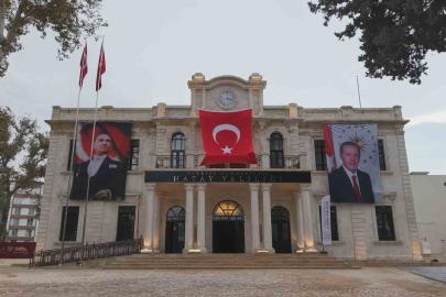 Depremin ardından yeniden inşa edilen 98 yıllık tarihi valilik binasında saat 04.17’de sabitlendi