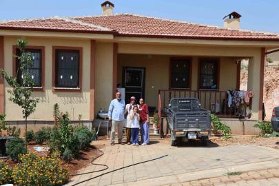 Depremzede aile yeni köy evinde hayata yeniden tutundu