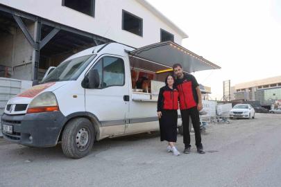 Depremzede çiftin ata mirası ağızları tatlandıran lezzetleri mobil tatlıcıyla kentin dört bir yanına ulaşıyor