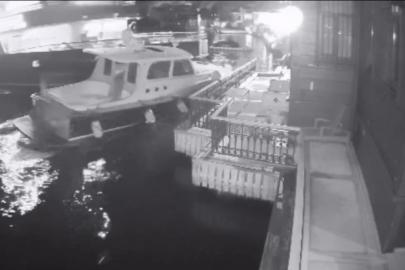 Derin Mermerci’nin Boğaz’da bulunan tarihi yalısına yolcu vapuru çarptı... O anlar kamerada