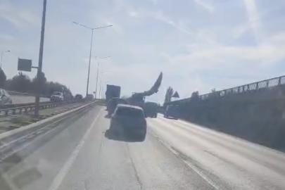 Dev rüzgar türbini kanadı trafiği yavaşlattı