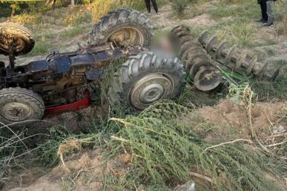 Devrilen traktörünün altında kalan çiftçi hayatını kaybetti