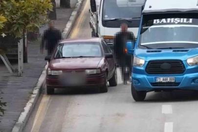 Direksiyonu yolcuya bırakıp yaya numarası yaptı: 80 bin lira ceza