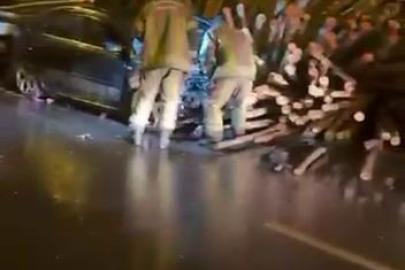 Diyarbakır’da otomobil kerestelerin arasına daldı: 2 yaralı