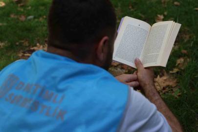 Diyarbakır’da yükümlüler mekan mefhumuna bakılmaksızın kitap okuyor