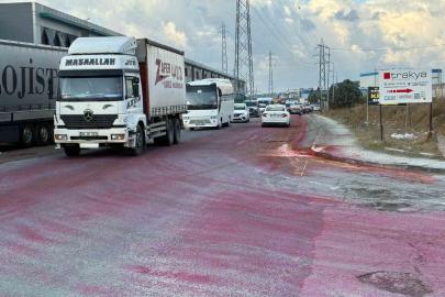 Dökülen boya yolu kırmızıya boyadı