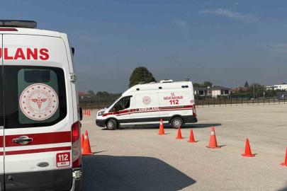 Düzce’de ambulans sürücüleri zorlu parkurlarda eğitim alıyor
