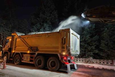 Düzce’de asfalt mesaisi gece gündüz sürüyor