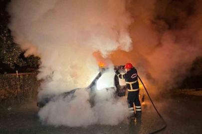 Düzce’de seyir halindeyken yanan otomobil kullanılamaz hale geldi
