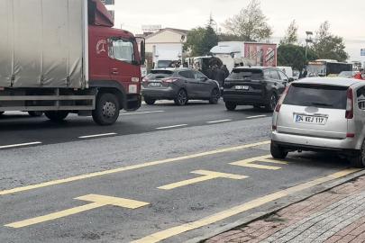 E-5 Karayolunda bariyerlere çarpan kamyon yan attı