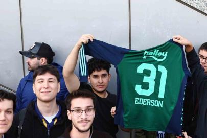 Ederson, imza gününde sarı-lacivertli taraftarla buluştu