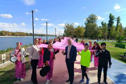 Edirne’de 18 metrelik pembe afişle meme kanserine karşı farkındalık mesajı verildi