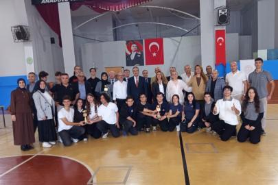 Efeler’de çevre bilinci yarışmasında dereceye giren okullar ödüllendirildi