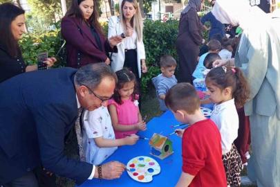 Efeler’de minik eller kuşlar için yuva yaptı