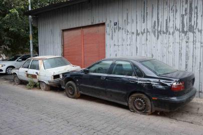 Efeler’de terk edilmiş hurda araçlar vatandaşların korkulu rüyası oldu