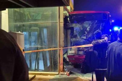 EGO otobüsü üst geçit asansörüne çarptı: 24 yaralı