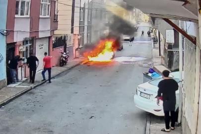 Elektrikli otomobil alev alev yandı: Yangın anı kamerada