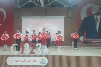 Eleşkirt’te 29 Ekim Cumhuriyet Bayramı coşkusu: Miniklerin gösterileri beğeni topladı