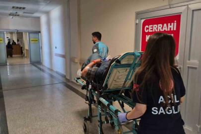 Elinde tuttuğu bıçak kalçasına saplandı
