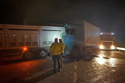 Erzincan-Erzurum kara yolunda tır ile kamyon çarpıştı: 2 yaralı