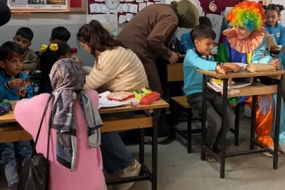 Erzincan’da üniversiteli gönüllüler köy okulundaki çocukları sevindirdi