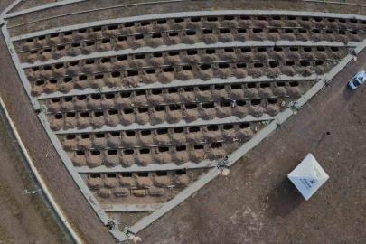 Erzurum’da toprak donmadan kışlık mezarlar kazılıyor