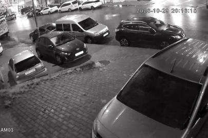 Esenyurt’ta yokuş aşağı direksiyon hakimiyetini kaybeden sürücü park halindeki araçlara çarptı: O anlar kamerada