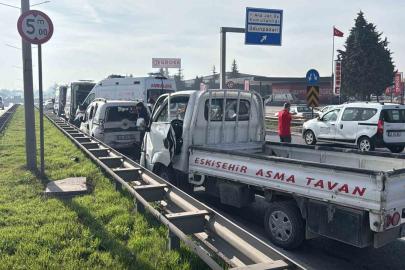 Eskişehir çevreyolunda pikap hafif ticari araca çarptı: 7 yaralı