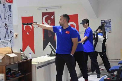 Eskişehir’de 29 Ekim Cumhuriyet Bayramı havalı silahlar atıcılık kupası gerçekleştirildi