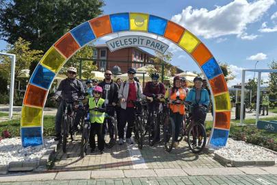 Eskişehir’de bisiklet tutkunları, ’Görünür ol güvende ol’ sloganıyla pedallara bastı