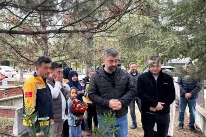 Eskişehir’de görev şehidi sağlık çalışanı kabri başında anıldı