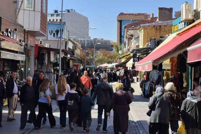 Eskişehir’de güneş yüzünü gösterdi, çarşıda adım atacak yer kalmadı
