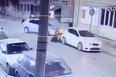 Eskişehir’de motosikletlinin yaralandığı feci kaza kamerada