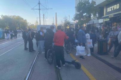 Eskişehir’de scooter ile araç çarpıştı: Çevredeki vatandaşlar yardıma koştu