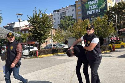 Eskişehir’de zorla tespih satıp para alan şüpheli Ankara’da yakalanarak adliyeye sevk edildi