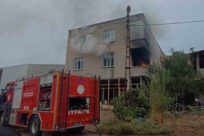 Ev yangınında mahsur kalan kadın kurtarıldı