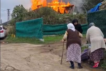 Ev yangınını gözyaşlarıyla izlediler