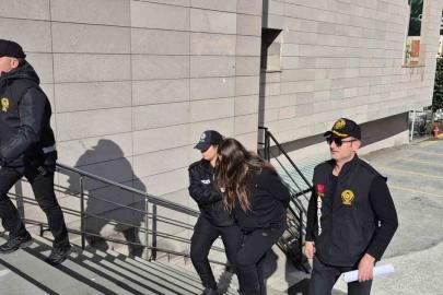 Evinde misafiri olan şahsın bıçakla ölümüne ilişkin gözaltına alınan kadın adliyeye sevk edildi
