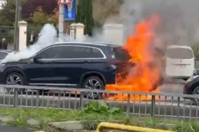 Eyüpsultan’da park halindeki araç alev alev yandı