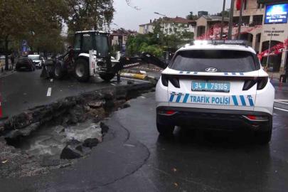 Eyüpsultan’da yol çöktü, trafik kilitlendi