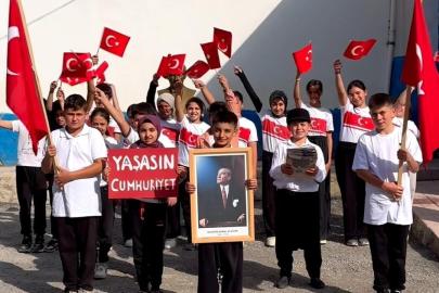 Feke’de köy okulundan Cumhuriyet Bayramı’nda anlamlı kutlama