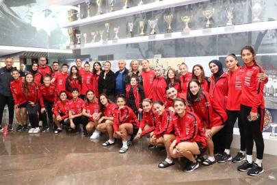 Fethi Demircan ve Didem Karagenç, A Milli Kadın Takım kampını ziyaret etti