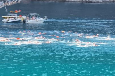 Fethiye’de bin 600 sporcu Ölüdeniz’e kulaç attı
