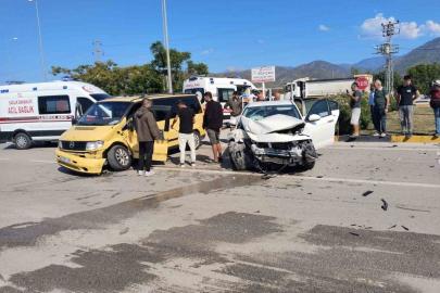 Fethiye’de otomobil ile kamyonet çarpıştı: 5 yaralı