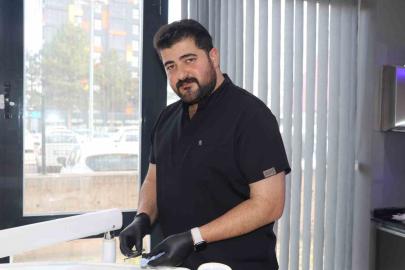Fotoğraf çektirmek isteyenler hastası oluyor, Sivas’ta bir diş hekimi Eypio’ya benzerliği ile dikkat çekiyor