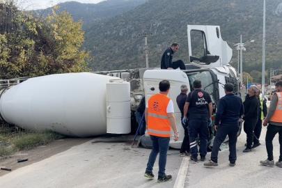 Freni boşalan beton mikseri otomobile çarpıp devrildi: 3 kişinin yaralandığı kaza kamerada