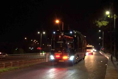 Galatasaray takım otobüsü Kemerburgaz Metin Oktay Tesisleri’ne giriş yaptı