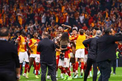 Galatasaraylı futbolcular galibiyeti taraftarıyla kutladı