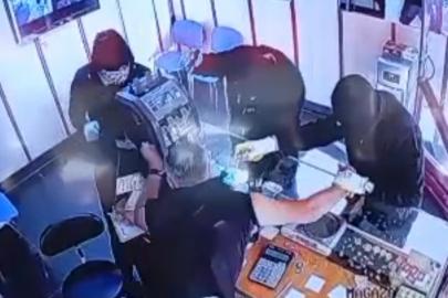 Gaziantep’te 5,6 milyon TL’lik silahlı ve biber gazlı kuyumcu soygunu: O anlar kamerada